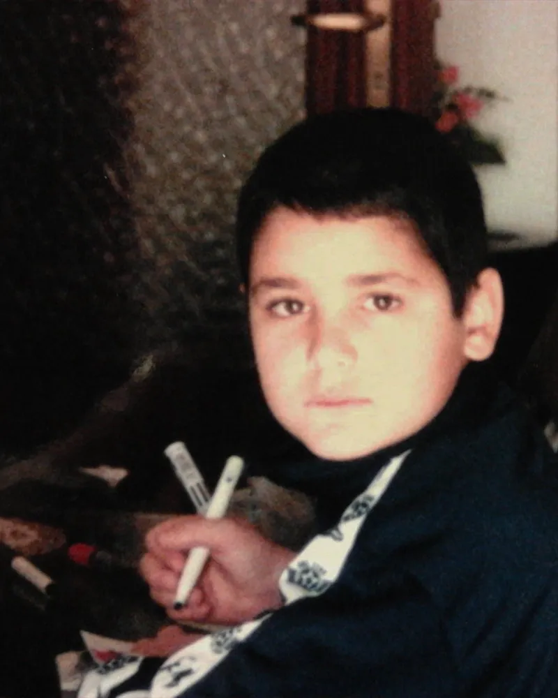 Enrico da bambino, con un pennarello in mano